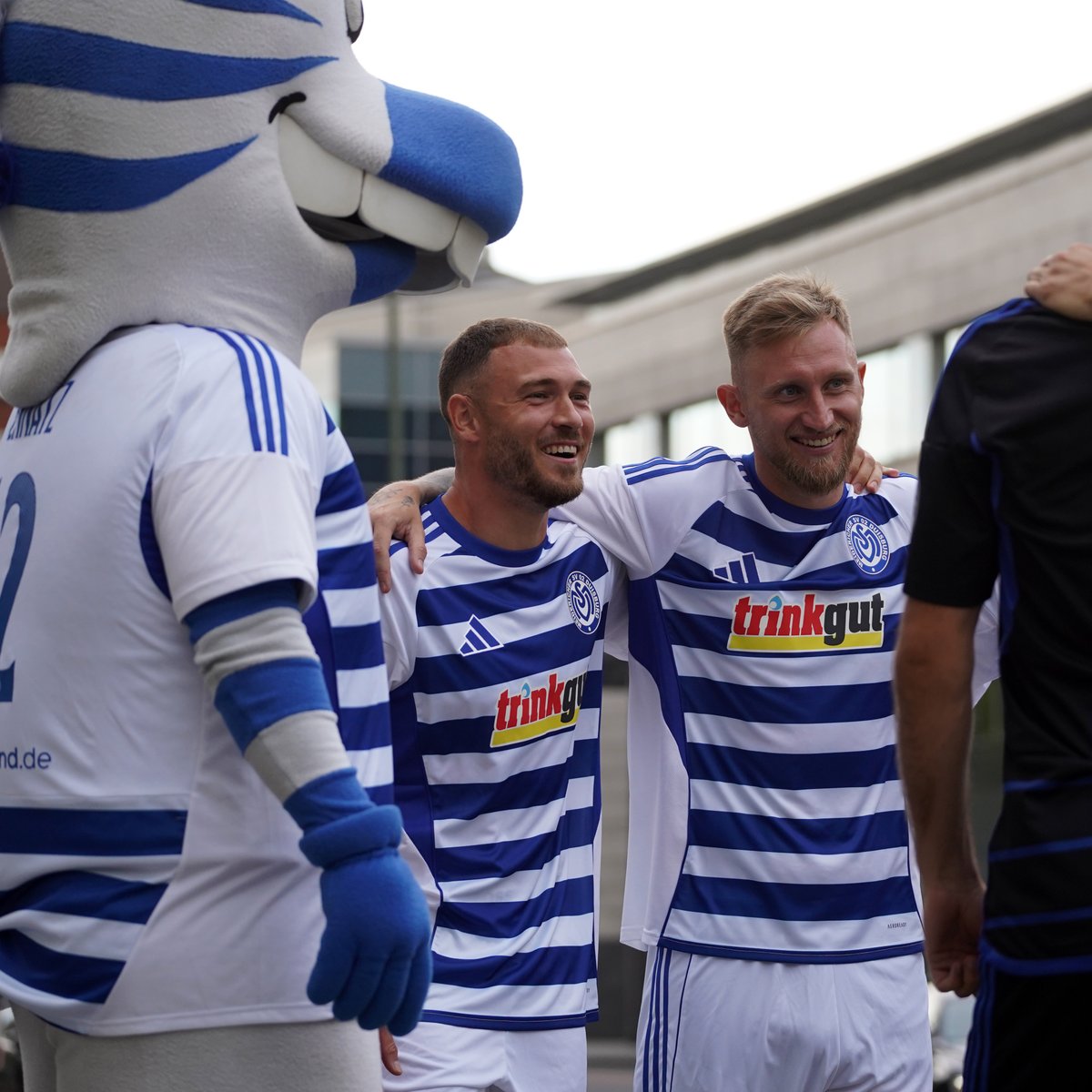 MSVDuisburg's tweet photo. Vorfreude! 🦓

      ⬜🟦        🟦⬜
⬜🟦🟦🟦🟦🟦⬜
⬜⬜⬜⬜⬜⬜⬜
       🟦🟦🟦🟦🟦
       ⬜⬜⬜⬜⬜
       🟦🟦🟦🟦🟦
       ⬜⬜⬜⬜⬜

Ab Mittwoch (10 Uhr) sind unsere neuen Trikots auch online im #ZebraShop zu haben. 🛍️⤵️

https://t.co/u407xZjkUq

#MSVereint #Duisburg https://t.co/5afhtzVSDc