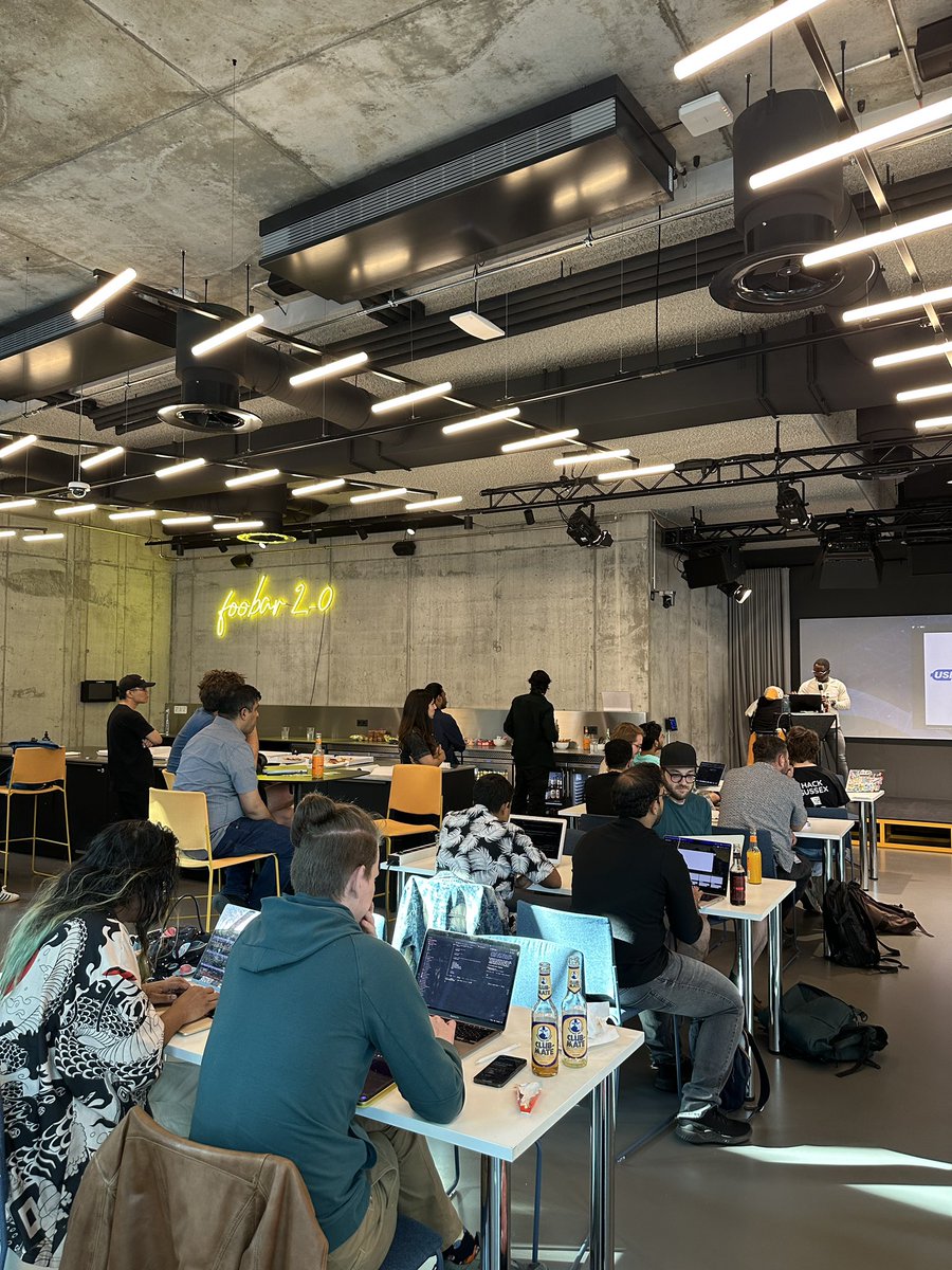 lauragift_'s tweet image. Packed room for World Wild Web: AI Agents & MCP Server Hack Night 🔥
Happy coding can’t wait to see what folks build!