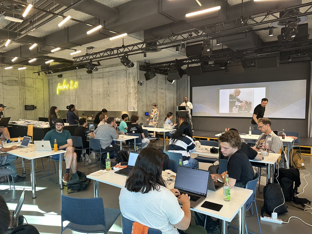 lauragift_'s tweet image. Packed room for World Wild Web: AI Agents & MCP Server Hack Night 🔥
Happy coding can’t wait to see what folks build!