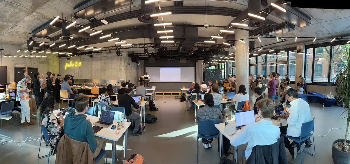 lauragift_'s tweet image. Packed room for World Wild Web: AI Agents & MCP Server Hack Night 🔥
Happy coding can’t wait to see what folks build!