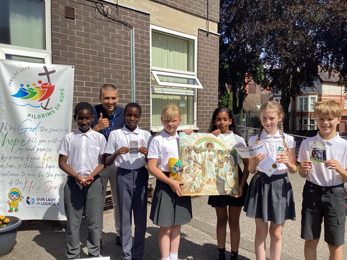 So lovely to see Tom this morning as he shared the Jubilee Year icon. Created by Ethiopian artist Mulugeta Araya, it beautifully captures the unity and hope of #Jubilee2025 ✨ #PilgrimsOfHope 
#GospelValuesAtStA’s