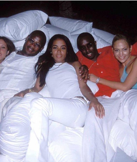 Threadunter's tweet photo. ⚡️ [THREAD] La vérité caché derrière l'histoire de Diddy 🔥

🧵 Tous les Secrets &amp; Mensonges 👇 https://t.co/LT1lHYuahi