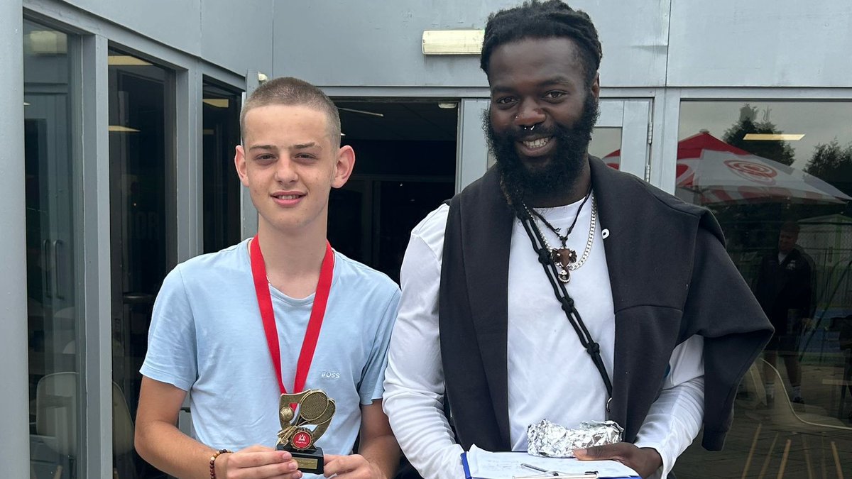 Chessbrookesc's tweet image. 🎾𝐓𝐞𝐧𝐧𝐢𝐬 𝐅𝐞𝐯𝐞𝐫🎾

Wimbledon might be the headline event this month but our @KingsTrust students have been working alongside tennis coaches at Gosling Park to improve their skills.

Last week individuals took home trophies &amp;amp; medals for their performance &amp;amp; progress!🏆