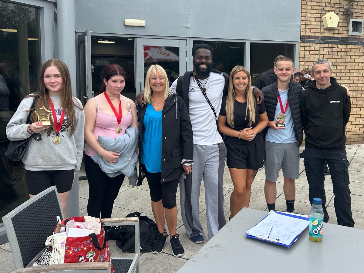 Chessbrookesc's tweet image. 🎾𝐓𝐞𝐧𝐧𝐢𝐬 𝐅𝐞𝐯𝐞𝐫🎾

Wimbledon might be the headline event this month but our @KingsTrust students have been working alongside tennis coaches at Gosling Park to improve their skills.

Last week individuals took home trophies &amp;amp; medals for their performance &amp;amp; progress!🏆