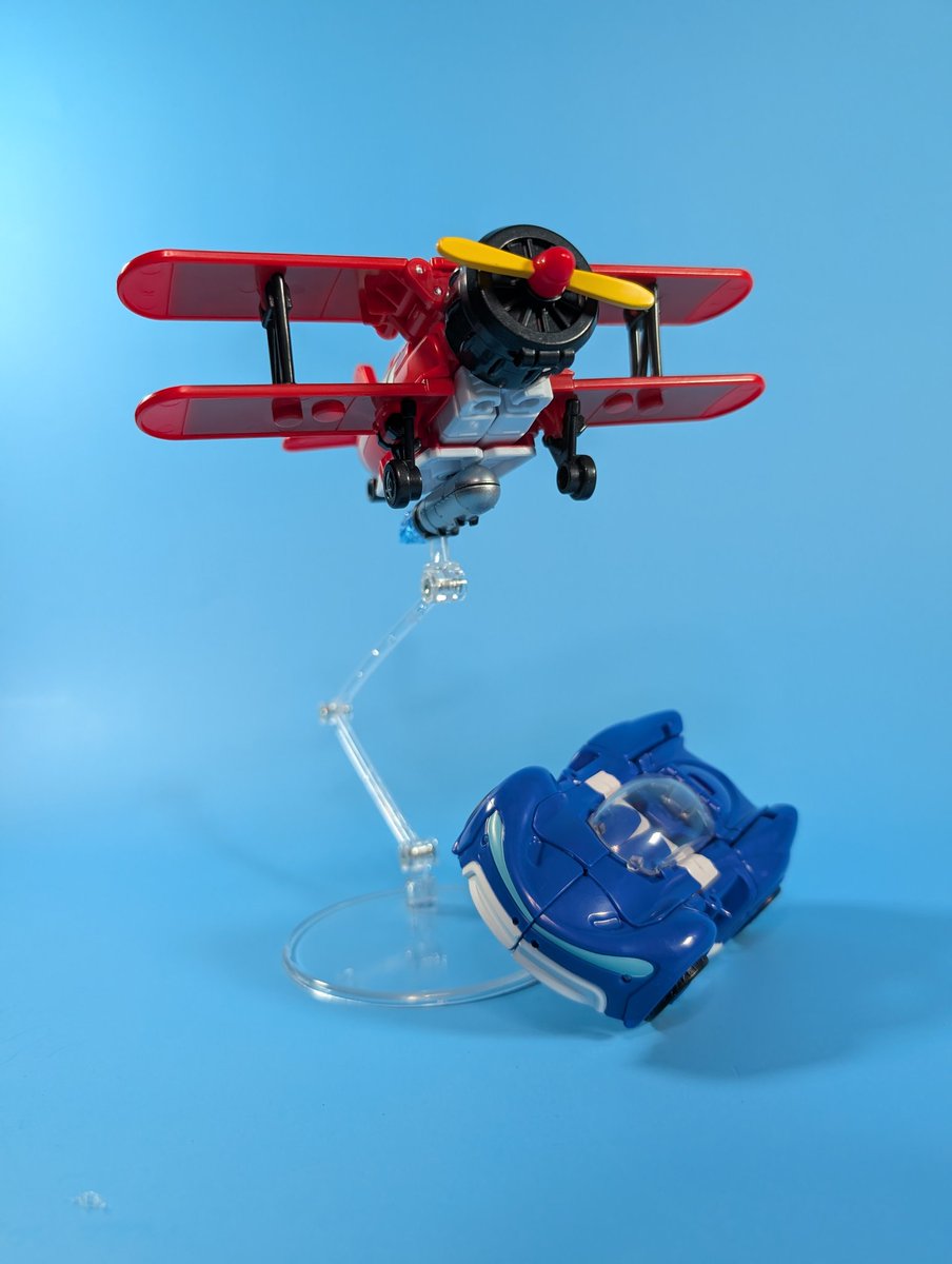 SwittCraft's tweet image. Alt modes? Spot on.
Bot modes? Rough. Cheap plastic, overcomplicated, and Wingtail falls apart. Kibble everywhere.
If you’re gonna do Sonic and Tails, commit. Bot modes should shine. No Sonic shoes? Tails taller than Sonic?
I don’t hate them. But I expected better.
