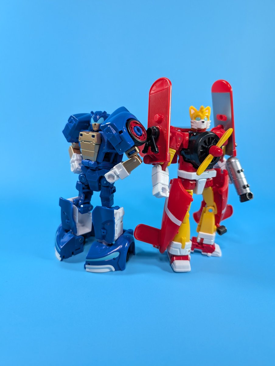 SwittCraft's tweet image. Alt modes? Spot on.
Bot modes? Rough. Cheap plastic, overcomplicated, and Wingtail falls apart. Kibble everywhere.
If you’re gonna do Sonic and Tails, commit. Bot modes should shine. No Sonic shoes? Tails taller than Sonic?
I don’t hate them. But I expected better.