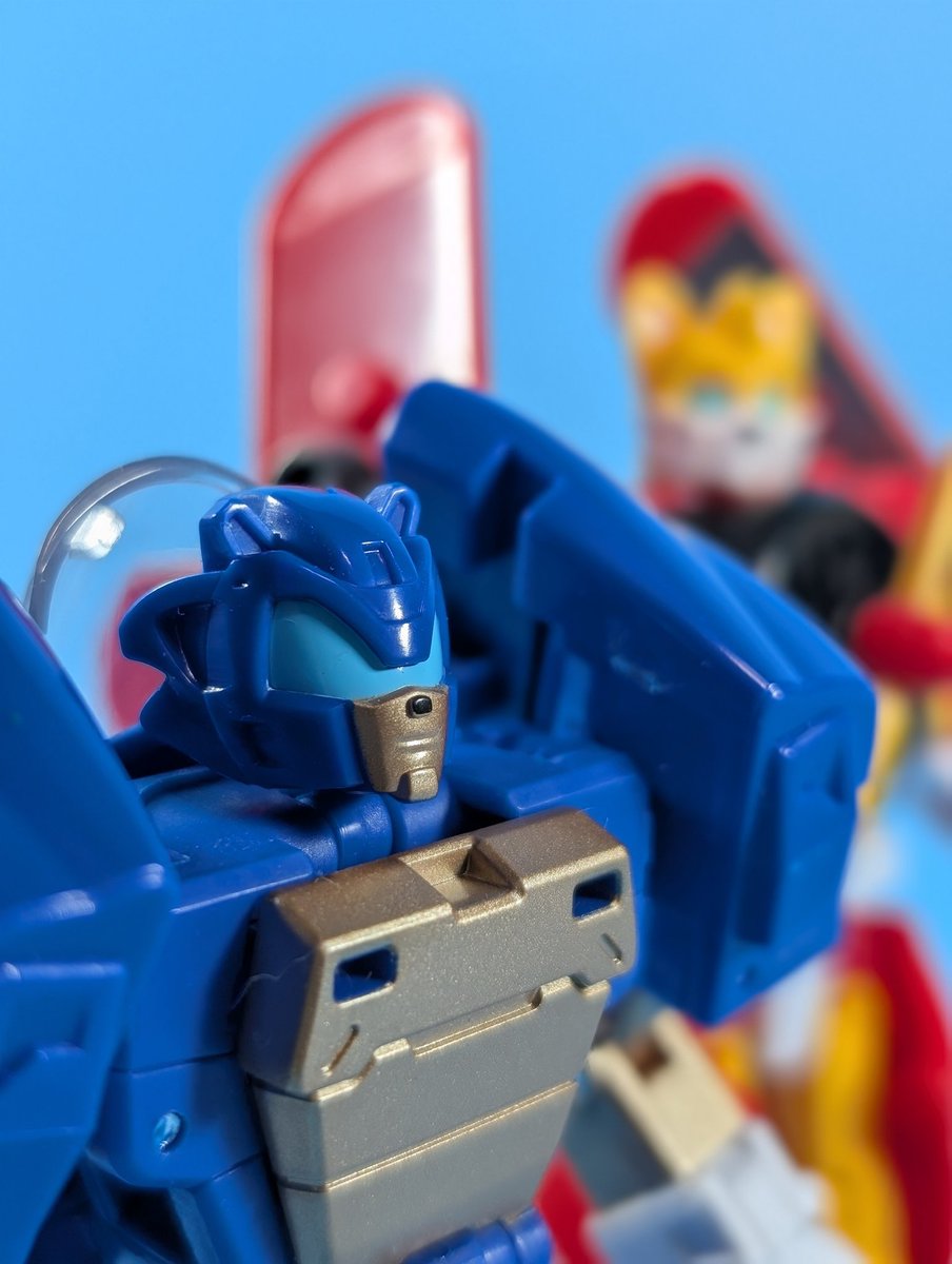 SwittCraft's tweet image. Alt modes? Spot on.
Bot modes? Rough. Cheap plastic, overcomplicated, and Wingtail falls apart. Kibble everywhere.
If you’re gonna do Sonic and Tails, commit. Bot modes should shine. No Sonic shoes? Tails taller than Sonic?
I don’t hate them. But I expected better.