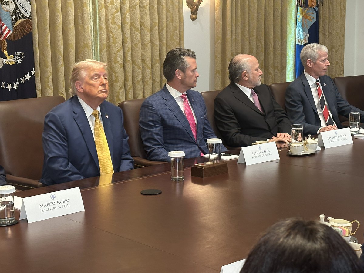 Je suis à la réunion entre Donald Trump et les membres de son gouvernement, Trump confirme que Netanyahu revient à la Maison Blanche ce soir. Trump décidé à arracher à un accord de cessez-le-feu.