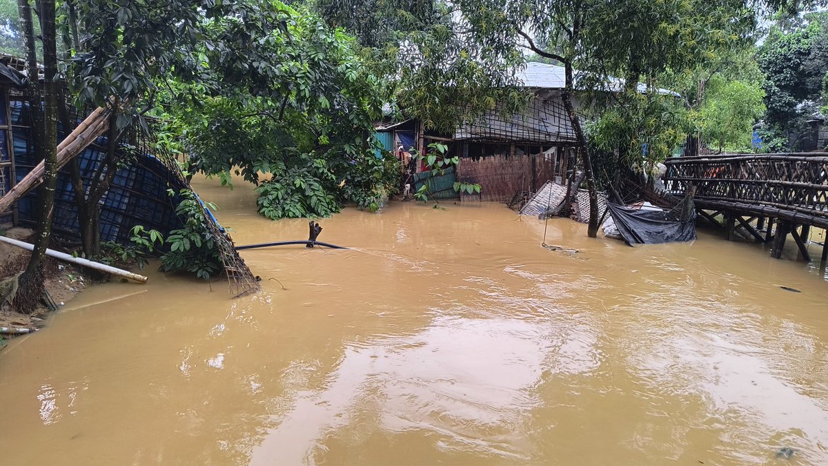 Rohingya_PS's tweet photo. Devastating flash floods overwhelm Rohingya refugee camps, displacing families again and again. 🌧️💔

 Photos by @Rohingyasalimkh

#DevastatingLoss #flashflooding https://t.co/4CTZhSg7J7