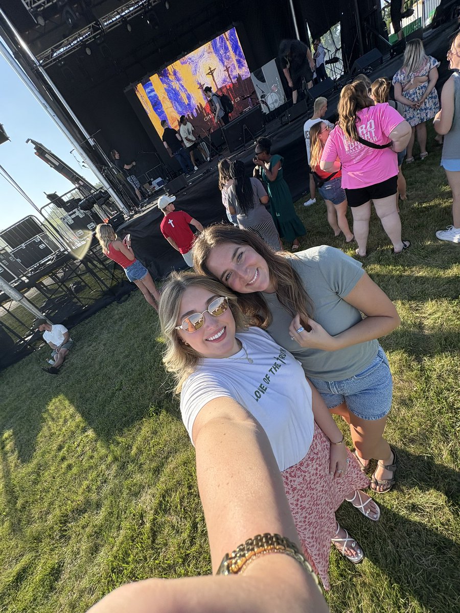 breannajmaher's tweet image. Thousands gathered in Maumee, Ohio for incredible worship by @bethelmusic and prayer for our Nation 🇺🇸 hosted by @theChurchMaumee ✝️🎆 Great turn out! Got to represent @TPAction_ & spoke w God fearing patriots who desire revival here in Toledo!!