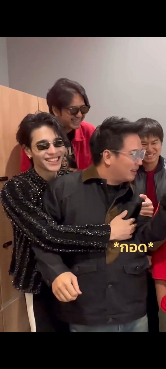Nest1406's tweet photo. His reaction😭 He was shocked at the first hit, tried to stop him with his hand at the second, at third time, he hugged him tightly, pulled him to stop him from hitting him and then he said enough phi with a panic but a lovely smile🥹🤏🏻 he's so pure😭 so cute😭
#JeffSatur https://t.co/rcsfTIgvGG