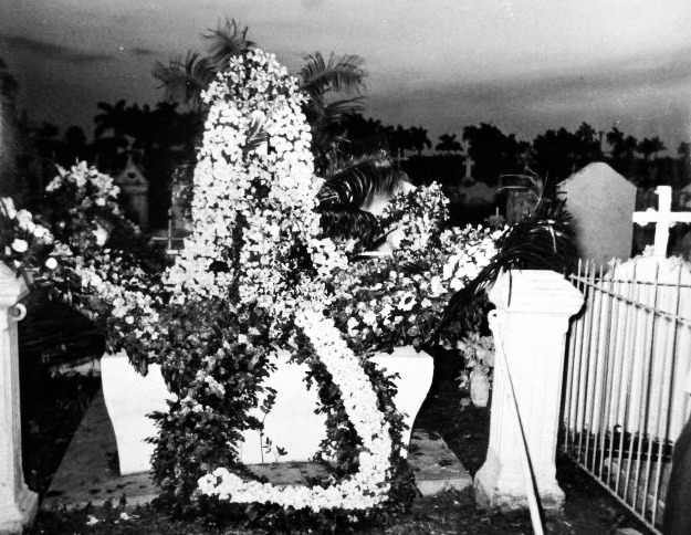 Entierro Masónico #Cuba 🇨🇺
Entierro de un Hermano Masón en el Cementerio de #Camagüey Mediados del siglo XX
Visto en pt.todocoleccion.net