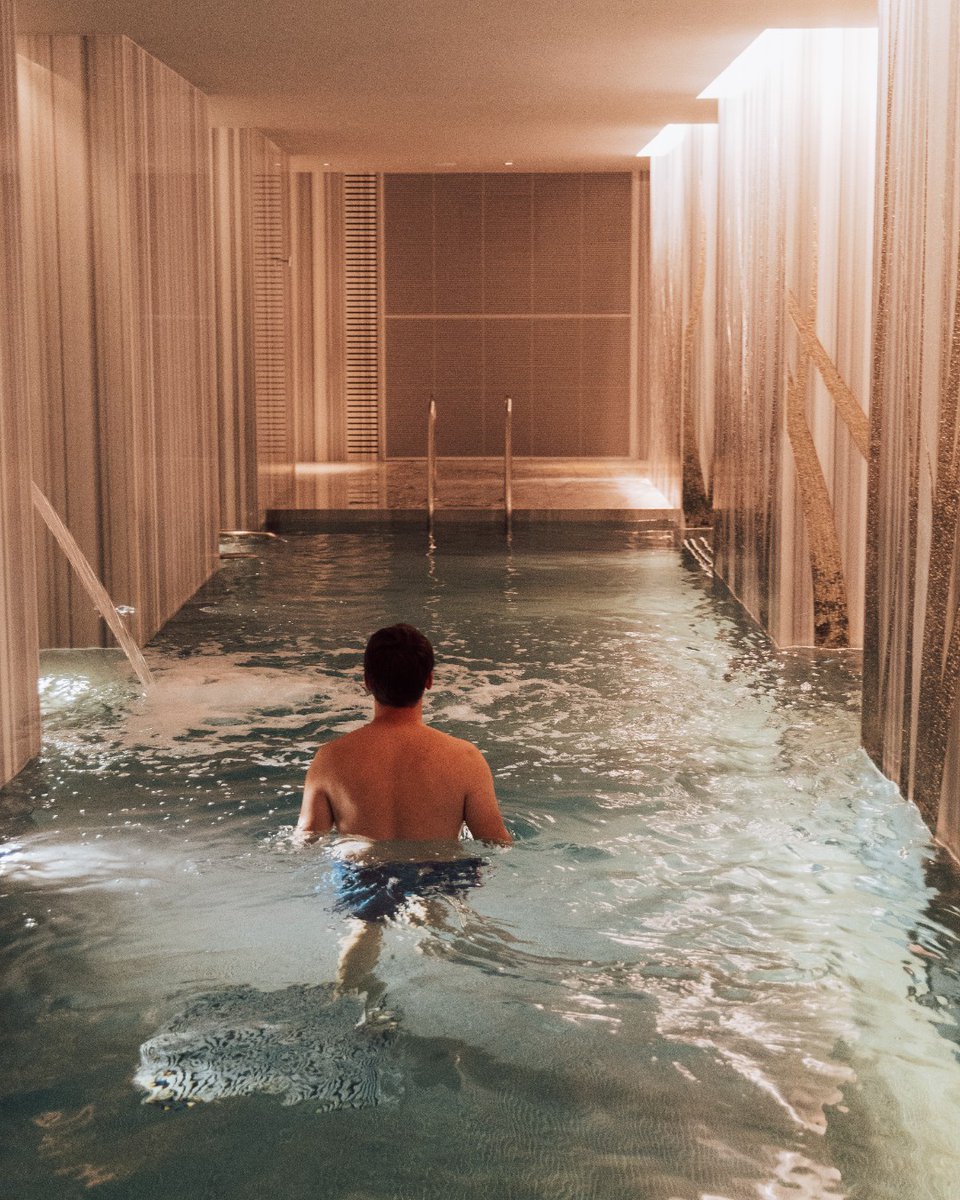 FSTowerBridge's tweet image. Who says you have to wait for the weekend? Treat yourself to a midweek spa escape — the most luxurious way to split the week. ✨

📸: @/keikeitravels 

#spaday #fstowerbridge #spa #pool #londonspa #wellness #fourseasons #cityoflondon