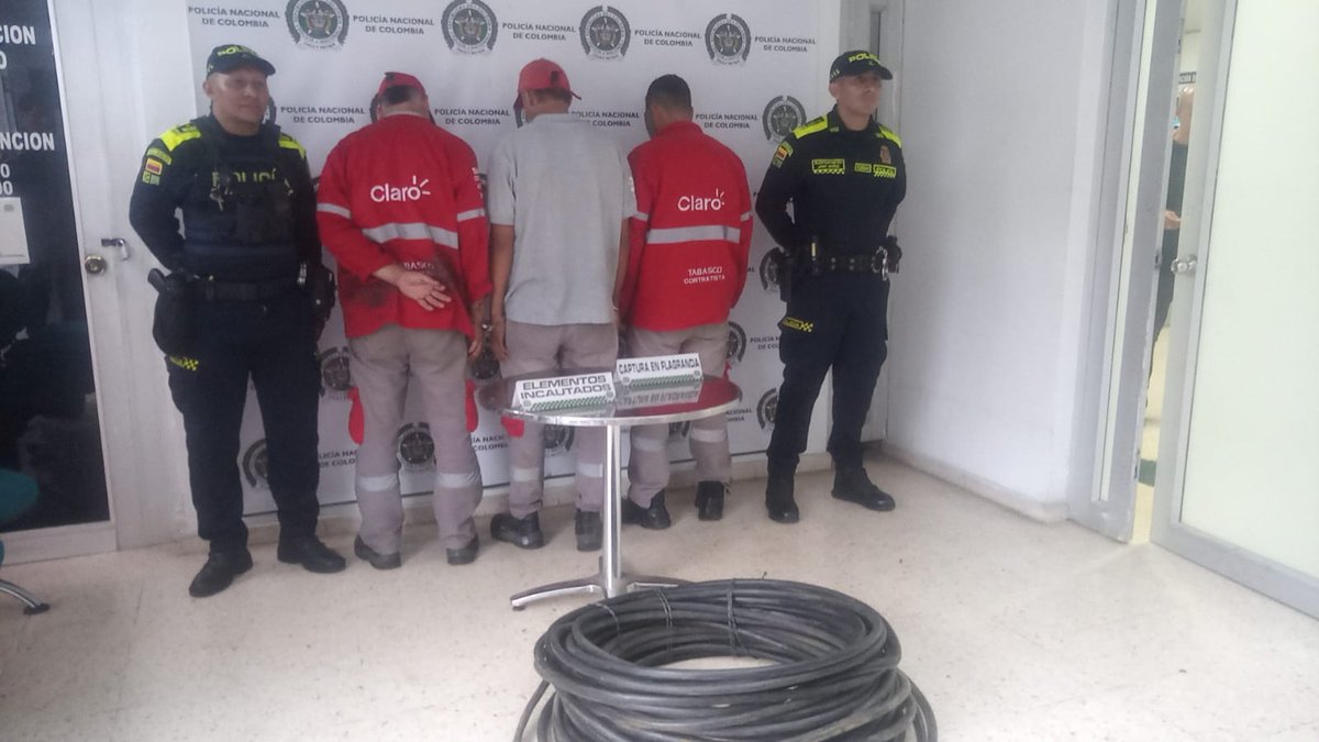 Seguridad De Infraestructura SSPP, TICs Y TV (@comgeser) on Twitter photo Gracias a <a href="/PoliciaCali/">Policía Metropolitana Santiago de Cali</a> en coordinación con Seguridad de <a href="/ClaroColombia/">Claro Colombia</a> y de seguridad de <a href="/EMCALIoficial/">EMCALI 🇨🇴</a> ,se logra la aprehensión de tres sujetos que presuntamente hurtaban la infraestructura de Tics de la Ciudad, Caso en Desarrollo <a href="/AlcaldiaDeCali/">Alcaldía de Cali</a> <a href="/SeguridadCali/">Seguridad y Justicia</a> <a href="/JGarciaG1/">Jairo Garcia G</a> Gracias a <a href="/PoliciaCali/">Policía Metropolitana Santiago de Cali</a> en coordinación con Seguridad de <a href="/ClaroColombia/">Claro Colombia</a> y de seguridad de <a href="/EMCALIoficial/">EMCALI 🇨🇴</a> ,se logra la aprehensión de tres sujetos que presuntamente hurtaban la infraestructura de Tics de la Ciudad, Caso en Desarrollo <a href="/AlcaldiaDeCali/">Alcaldía de Cali</a> <a href="/SeguridadCali/">Seguridad y Justicia</a> <a href="/JGarciaG1/">Jairo Garcia G</a>