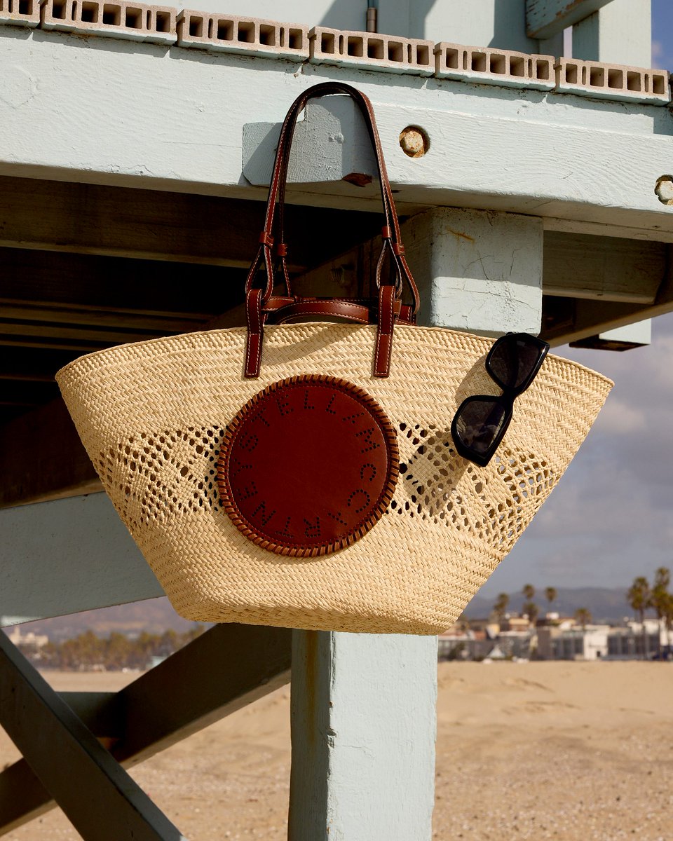 StellaMcCartney's tweet image. SUMMER OF LOVE: The handwoven raffia bag, shot at Venice Beach.
Shop the #SummerofLove capsule in-store and at stella-mccartney.visitlink.me/oh_jp_
#StellaMcCartney