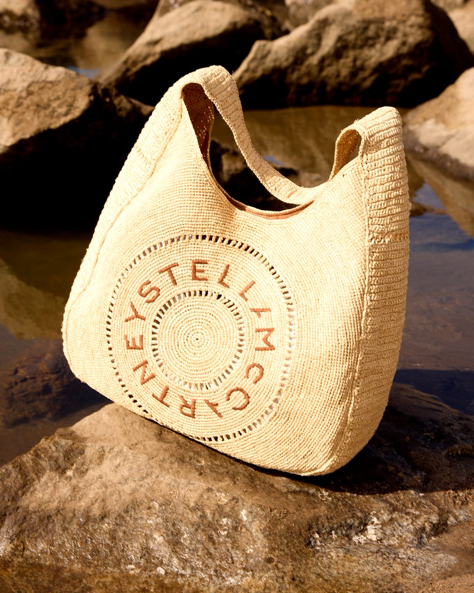 StellaMcCartney's tweet image. SUMMER OF LOVE: The handwoven raffia bag, shot at Venice Beach.
Shop the #SummerofLove capsule in-store and at stella-mccartney.visitlink.me/oh_jp_
#StellaMcCartney