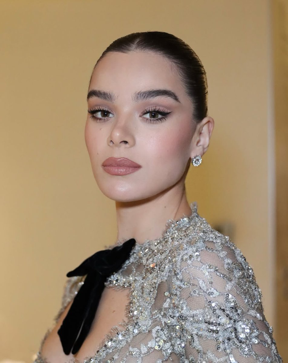 archiveshailee's tweet image. hailee steinfeld MY GOD !!