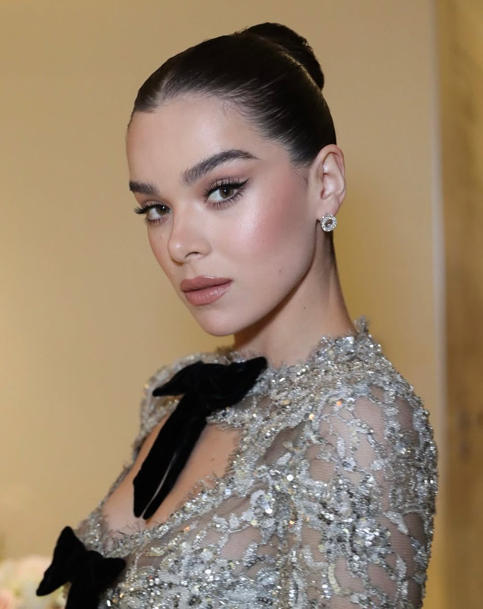 archiveshailee's tweet image. hailee steinfeld MY GOD !!