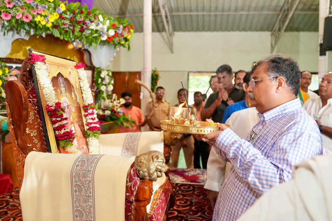 SSampraday's tweet photo. या जगद्गुरु रामानंदाचार्य नरेंद्राचार्यजी वेदपाठशाळेचे उद् घाटन भाजप प्रदेशाध्यक्ष रविंद्र चव्हाण यांच्या हस्ते करण्यात आले.
.
.
#jnmsvedpathshala #JnmsEducation #ved #vedpathshala #Jnms #ShriSampraday #Jagadguru #Narendracharyaji #Maharaj #Sampraday https://t.co/ZAJJ7P6LBi