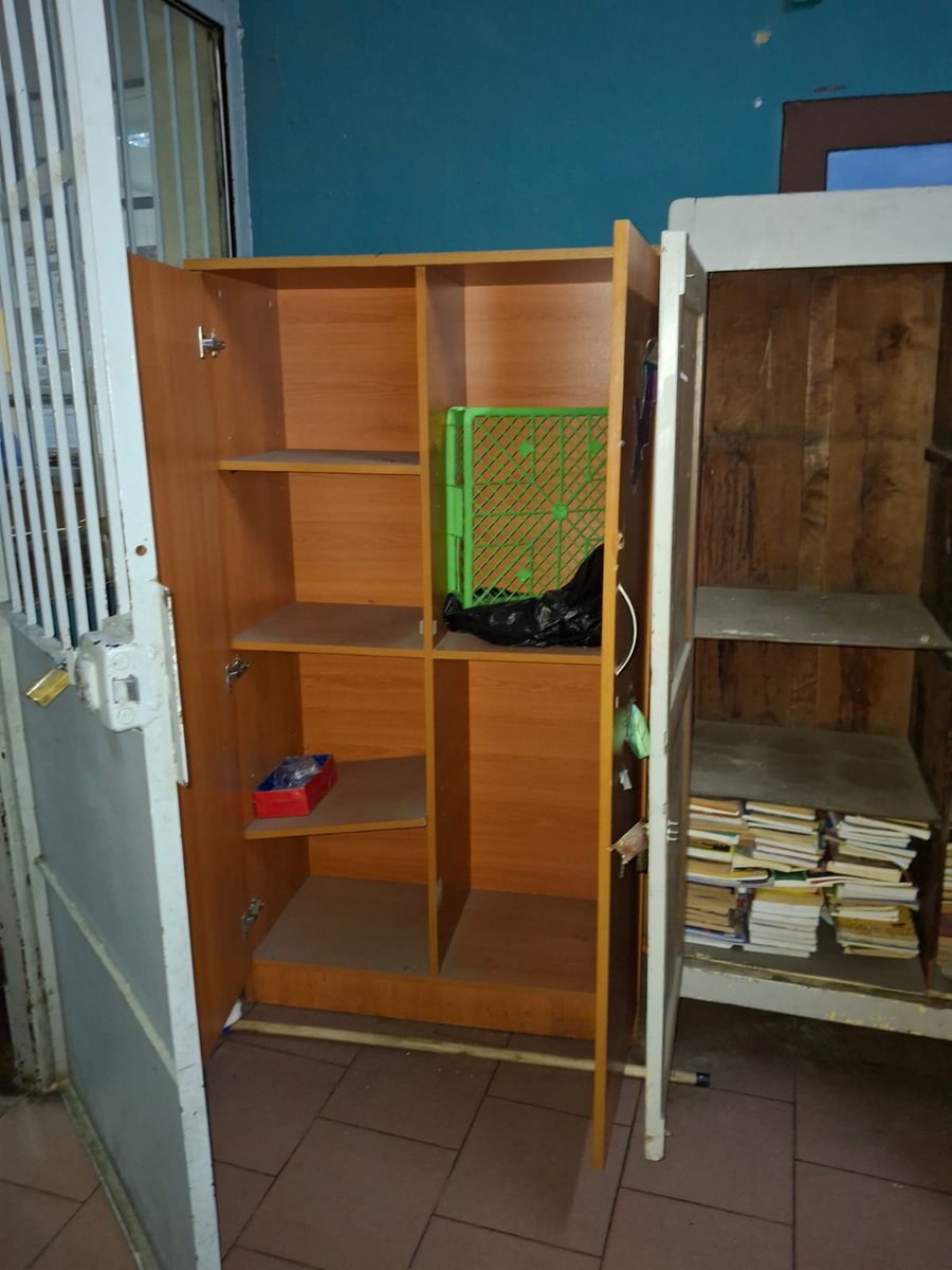 ¿Se acuerdan que fiscalizaron a un carabinero de franco que llamó a sus colegas y a los 5 minutos llegaron todos? Bueno, anoche robaron en el Colegio Irene Freí de Cid en Barrio Maule. Hurtaron elementos tecnológicos, útiles y comida del casino escolar. Aun no llega Carabineros