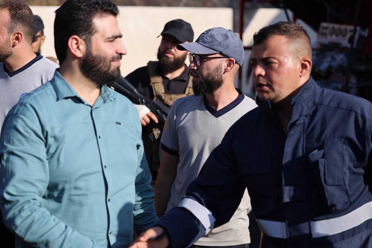 Anas_Khatab_sy's tweet image. الشكر الجزيل والعرفان لفرق الدفاع المدني، خوذ الوطن البيضاء التي تواجه الحرائق بمنتهى الشجاعة والتضحية، وللدول الصديقة التي شاركت في جهود إطفاء الحرائق. تضحياتكم وتعاونكم مسجّلة في ديوان الأخوّة والإنسانية، وسوريا لن تنسى وقفتكم ودعمكم.