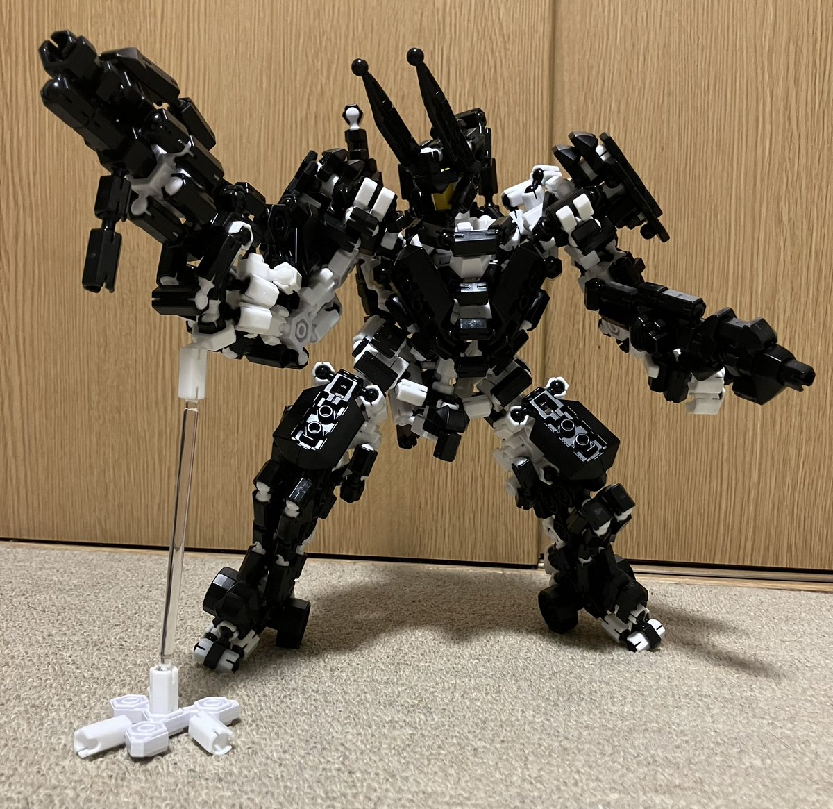 ebi_ebi_ebil's tweet photo. 機体名「ワイルドファング」
猪と鎧武者がモチーフの機体、見た目に違わず敵に突撃する戦い方が得意
武器はグレネードランチャー、アサルトライフルA,Bと2本のロングブレードを使用する。

#アソブロック
#ASOBLOCK https://t.co/G1nGX6IeaF