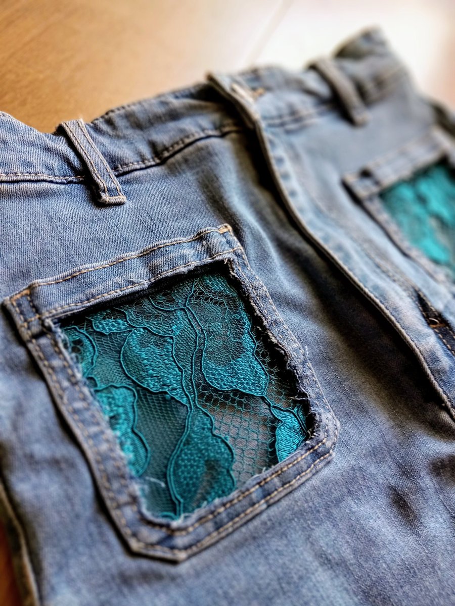 MoriPerri's tweet image. Falda vaquera elástica con encaje delantero para lucir escote de cadera. Prenda única. 37.5 cm de largo de lantero, 30.5 cm de cintura delantera y 38 cm delantero bajo falda. Talla S
#faldaencaje #faldasegundamano #ropacreativa #ropasegundamano #ropareciclada #faldavaquera
#falda