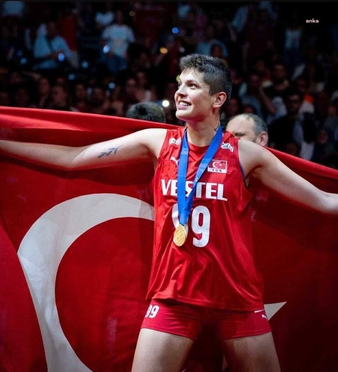 Atatürk'ün Kızları" yarın (çarşamba) Hollanda karşısında.

🇹🇷Türk milli kadın voleybol takımımız #VNL2025'de 3. haftanın ilk maçına çıkacak. 

🇹🇷TÜRKİYE vs HOLLANDA 

🗓️9 Temmuz Çarşamba
  
 ⏰   21.30  

📺TRT Spor Yıldız /TRT SPOR 

#fileninsultanları #VNL #VNL2025