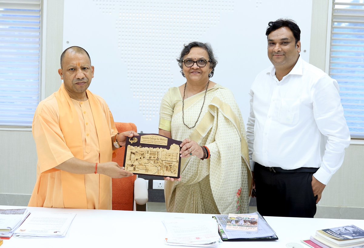 मुख्यमंत्री श्री <a href="/myogiadityanath/">Yogi Adityanath</a> जी महाराज से आज लखनऊ में वसंत महिला महाविद्यालय, वाराणसी की प्राचार्य प्रो. अलका सिंह जी ने शिष्टाचार भेंट की।
