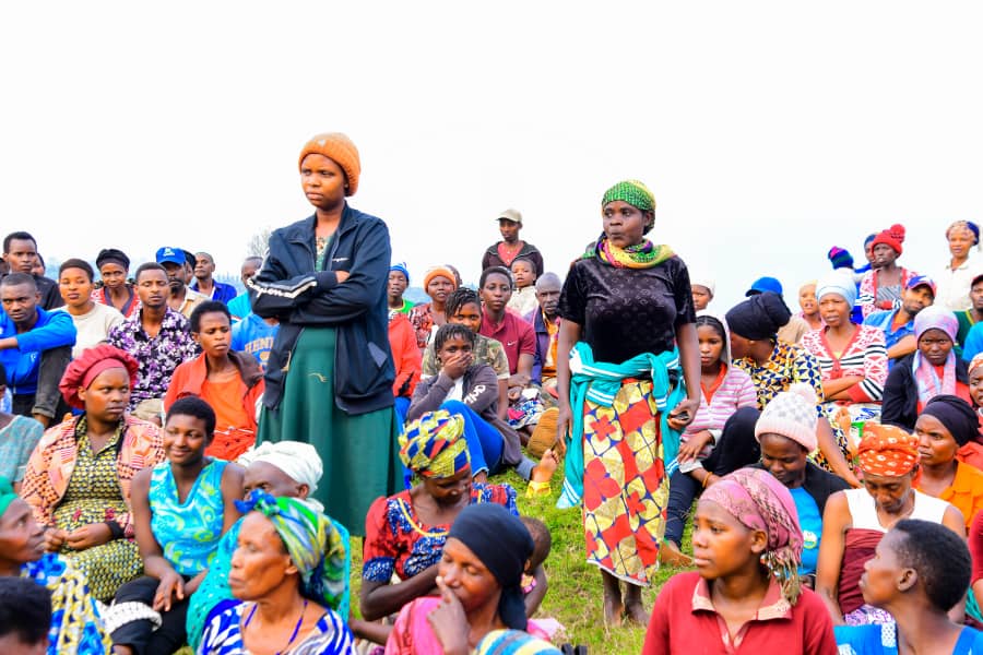 Muhangadis's tweet photo. Nk’uko bisanzwe buri wa kabiri nimugoroba; hirya no hino mu Midugudu yose hateranye Inteko z’abaturage, aho Abagize Komite Nyobozi y’Akarere bari kumwe n’inzego z’umutekano bifatanyije n’abaturage bo mu Mudugudu wa #Kibirizi, Akagari #Ngaru mu Murenge wa #Nyarusange. https://t.co/GLT2wWUBaZ