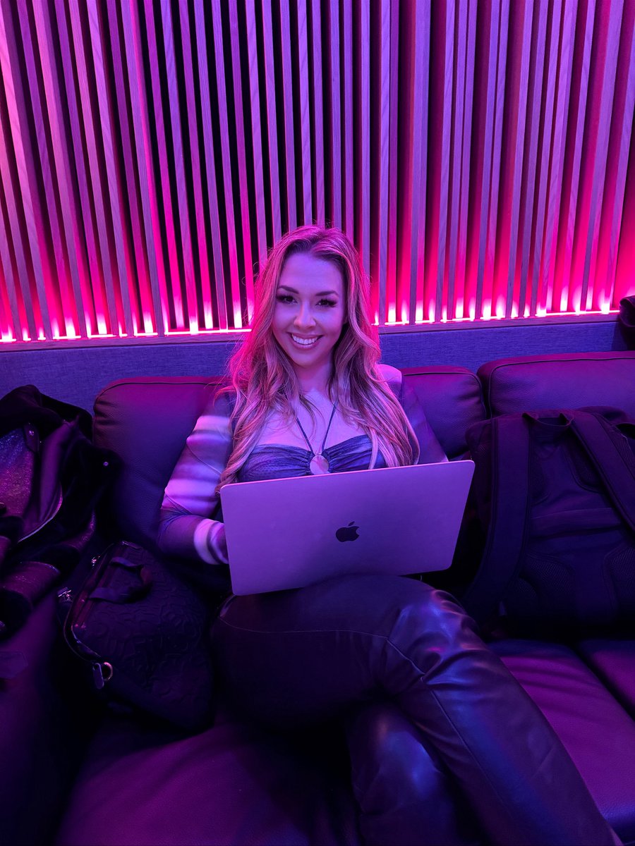 HALIENE's tweet image. Should probably be posting more but I locked myself in the studio and have been writing a ton of new music 🎶🤓 🎹
Reply if you’re curious 👇🏼