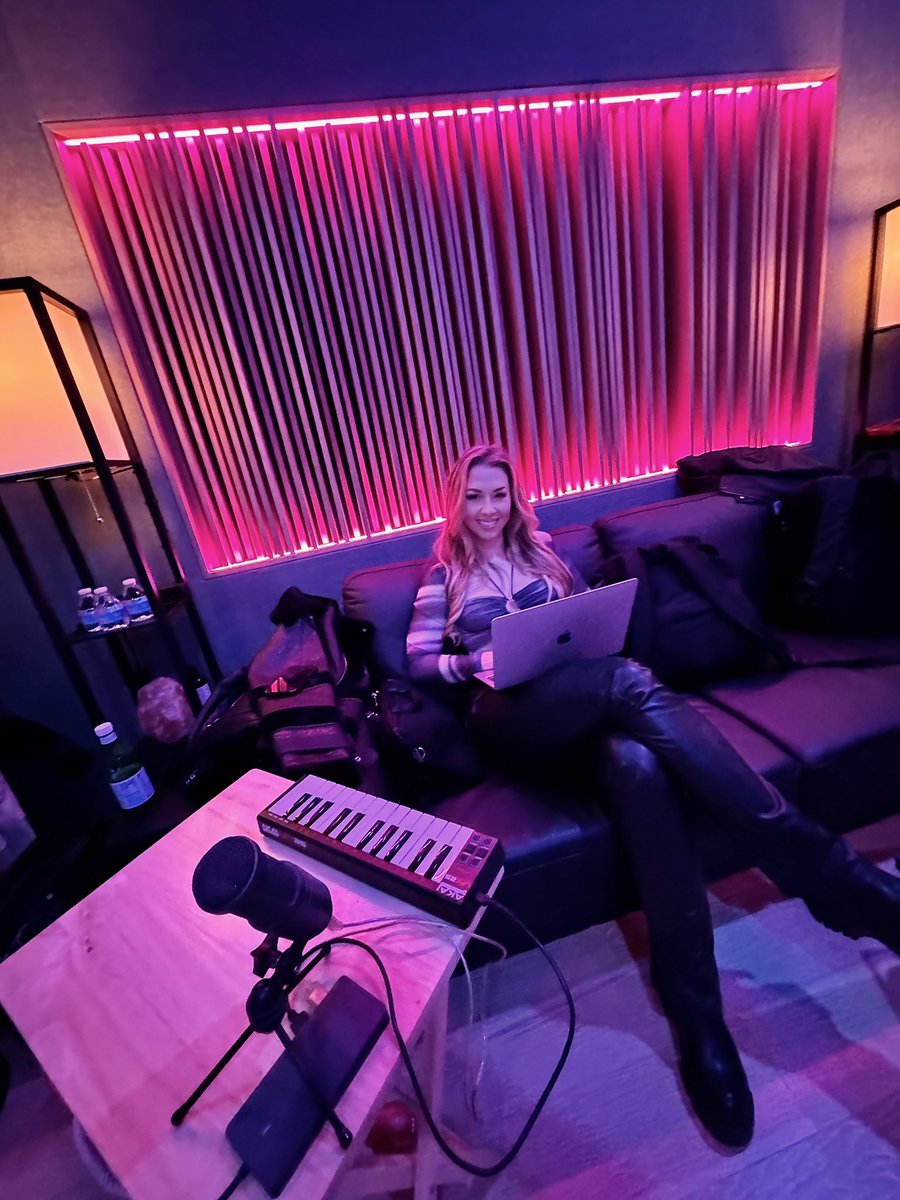 HALIENE's tweet image. Should probably be posting more but I locked myself in the studio and have been writing a ton of new music 🎶🤓 🎹
Reply if you’re curious 👇🏼