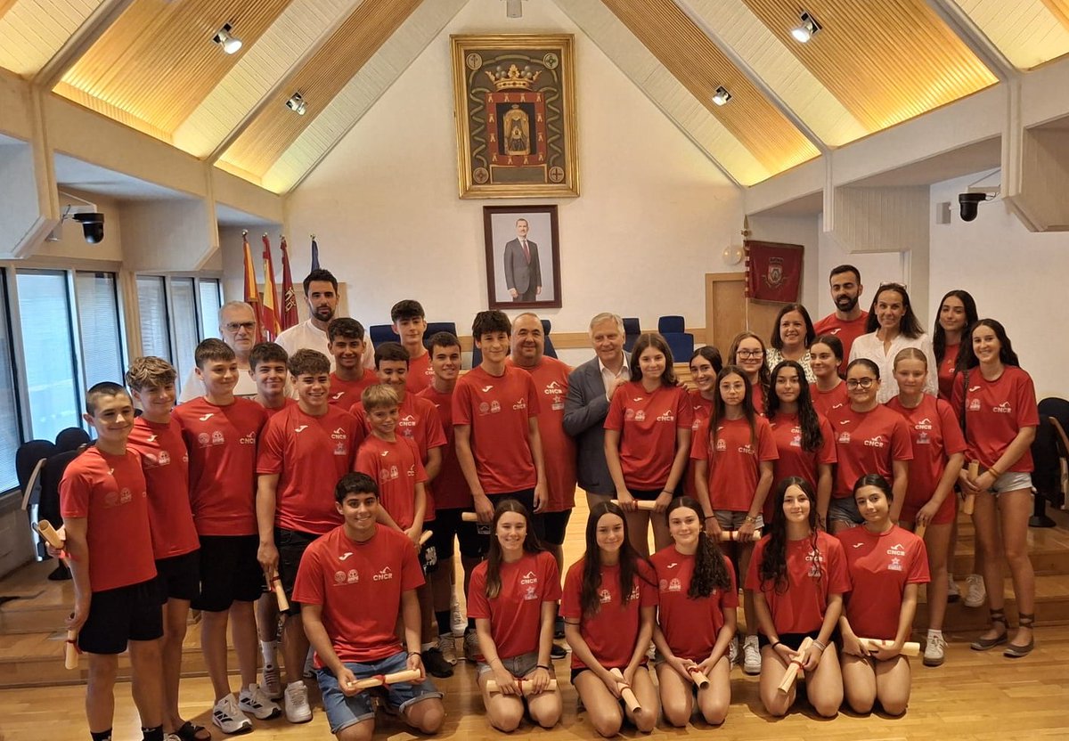 Vox_CiudadReal's tweet image. 🏊‍♀️ El @cnciudadreal   triunfa en el campeonato regional… ¡y VOX estuvo allí para felicitarles!

Fátima de la Flor: "Sois ejemplo de esfuerzo, superación y compromiso con Ciudad Real."
#VOX #DeporteBase #CNCR