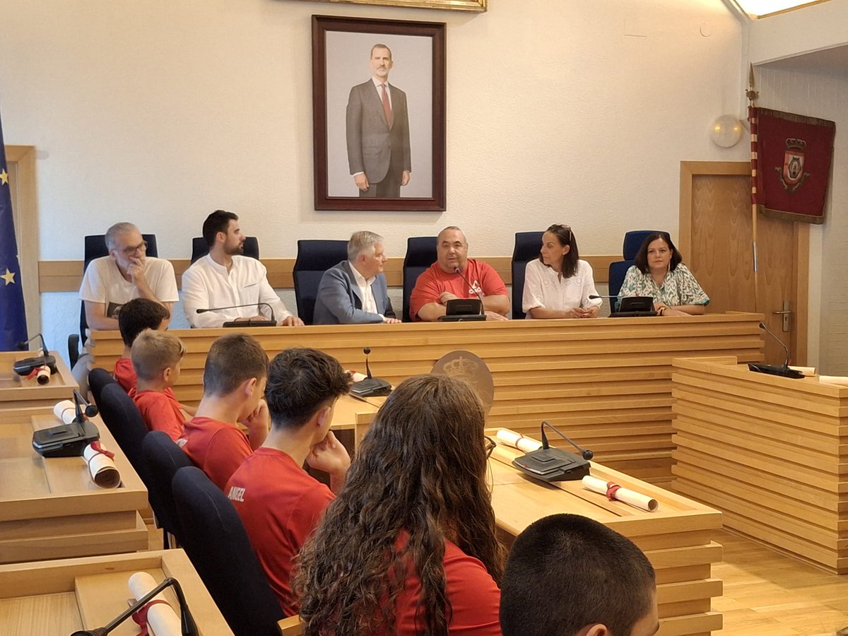 Vox_CiudadReal's tweet image. 🏊‍♀️ El @cnciudadreal   triunfa en el campeonato regional… ¡y VOX estuvo allí para felicitarles!

Fátima de la Flor: "Sois ejemplo de esfuerzo, superación y compromiso con Ciudad Real."
#VOX #DeporteBase #CNCR