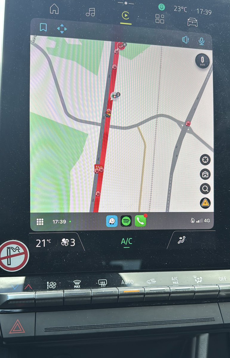 badman505's tweet photo. il y a un grave accident sur l'A4, nous sommes tous bloqués pendant près de 2 heures, peut-être plus... je prie pour les passagers qui étaient dans les véhicules accidentés et j'espère qu'ils sont tous sains et saufs 🙏🏽🙏🏽🙏🏽 https://t.co/Pq4zD0kQPp