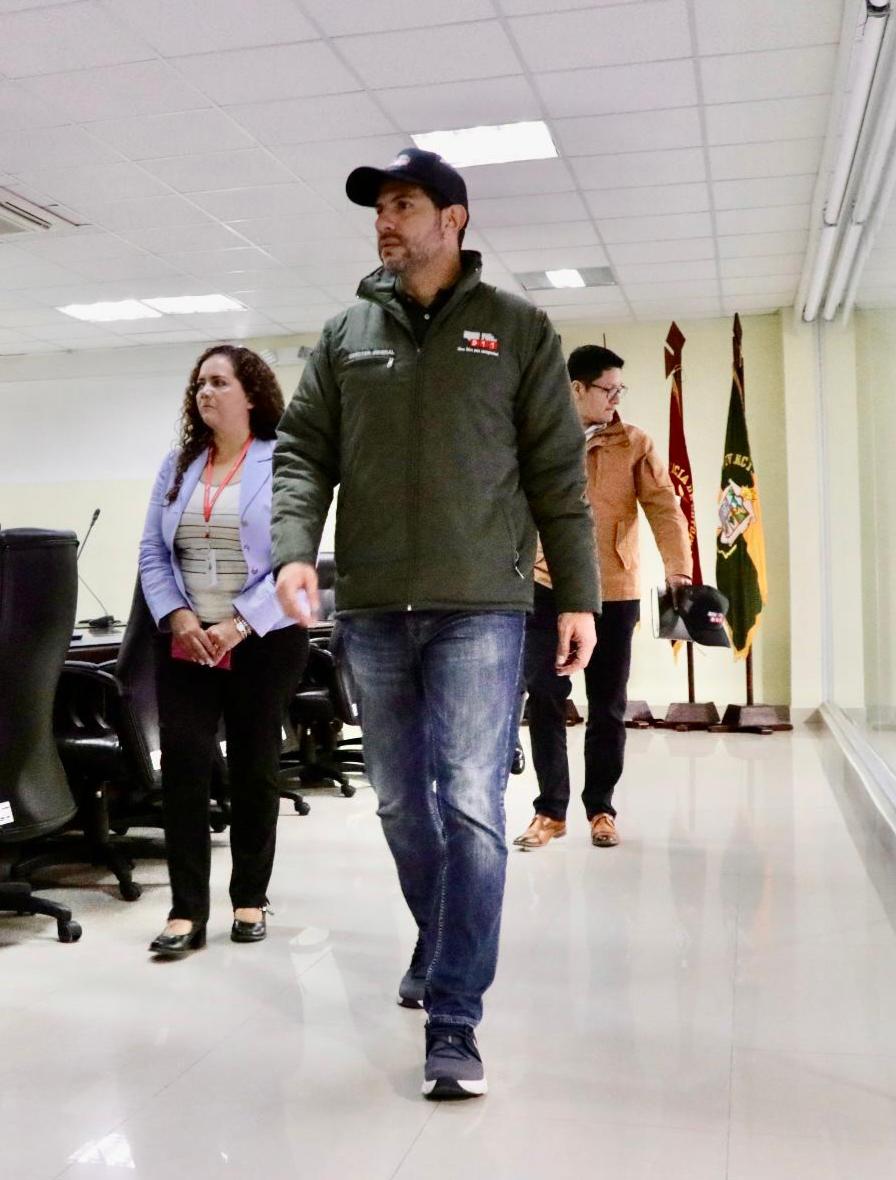ECU911_'s tweet photo. 📍Ambato | En la Coordinación Zonal 3, el Director General del #ECU911, @JCPaladines, continúa su agenda territorial supervisando los procesos de coordinación de emergencias y el trabajo conjunto con las entidades articuladas.

Este recorrido refuerza el compromiso institucional de brindar una atención oportuna y eficiente ante cualquier emergencia.

#ECU911BrindaSeguridadIntegral