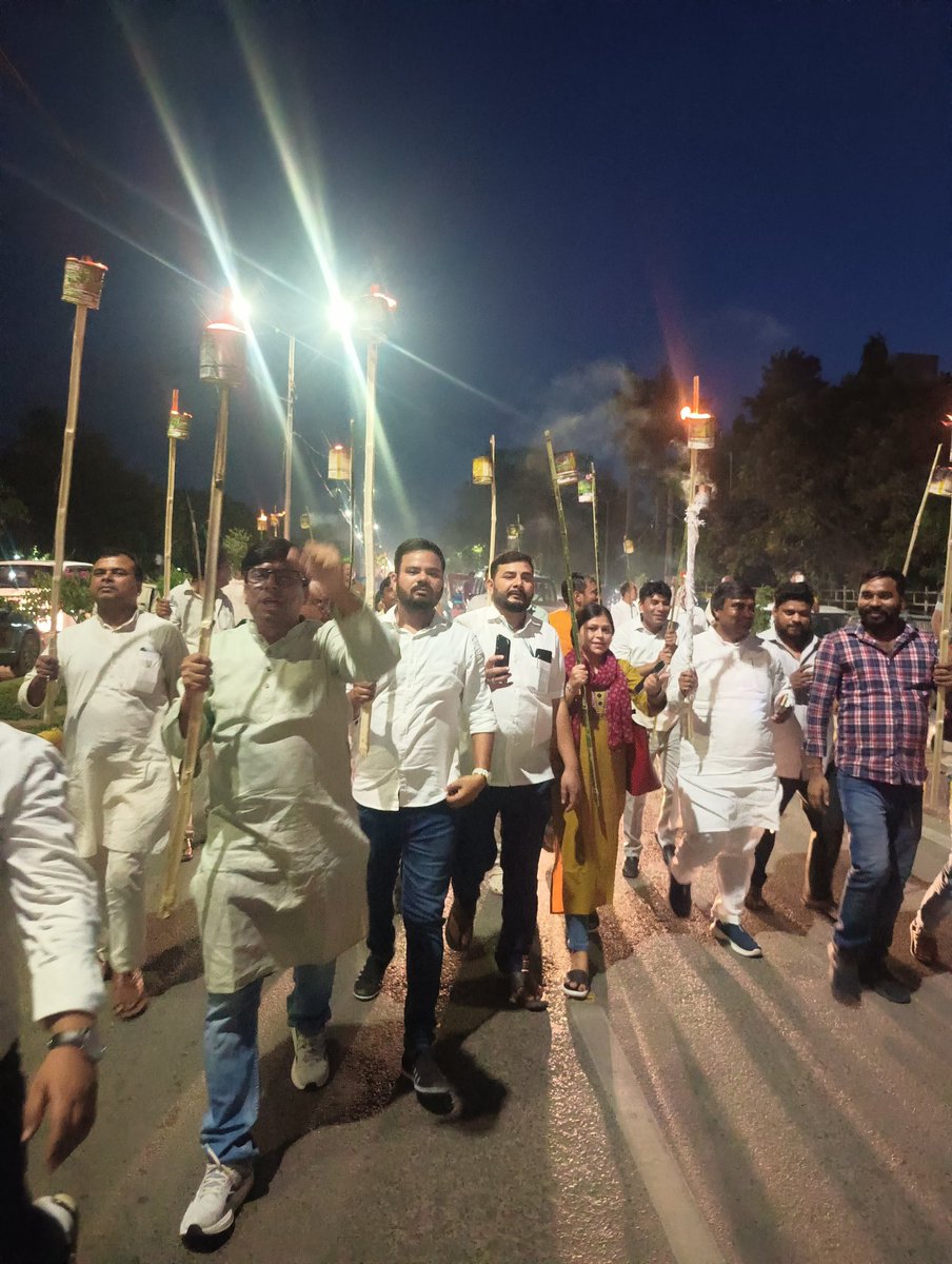 GagankumarRjd's tweet photo. कल  9 जुलाई 2025  को सम्पूर्ण बिहार बंद के पूर्व संध्‍या पर आज राष्ट्रीय जनता दल के द्वारा  प्रदेश कार्यालय पटना से इन्कमटैक्स चौराहा तक मशाल जुलूस निकाला  गया !! 
@yadavtejashwi @sanjuydv @RJDforIndia https://t.co/Vzf2Jyr70J