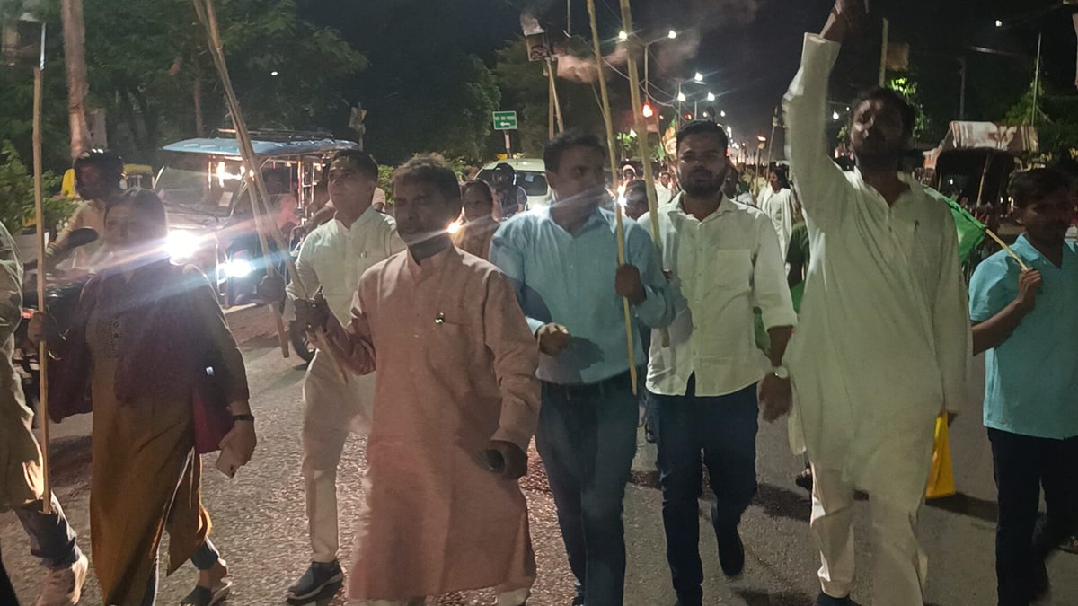 GagankumarRjd's tweet photo. कल  9 जुलाई 2025  को सम्पूर्ण बिहार बंद के पूर्व संध्‍या पर आज राष्ट्रीय जनता दल के द्वारा  प्रदेश कार्यालय पटना से इन्कमटैक्स चौराहा तक मशाल जुलूस निकाला  गया !! 
@yadavtejashwi @sanjuydv @RJDforIndia https://t.co/Vzf2Jyr70J