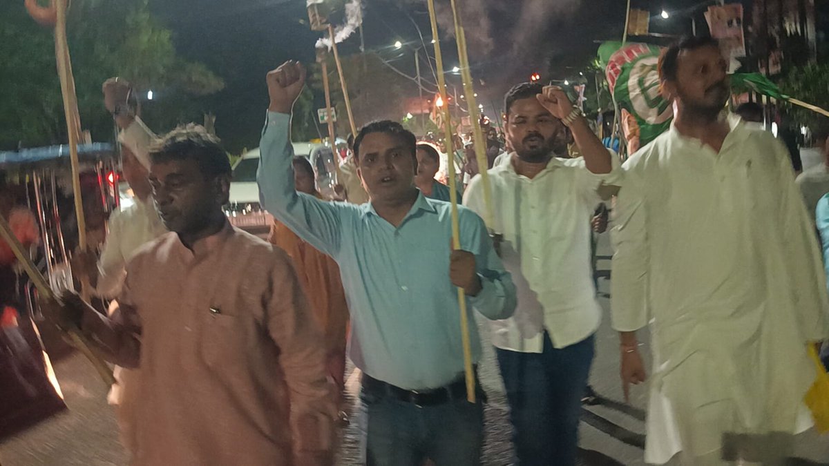 GagankumarRjd's tweet photo. कल  9 जुलाई 2025  को सम्पूर्ण बिहार बंद के पूर्व संध्‍या पर आज राष्ट्रीय जनता दल के द्वारा  प्रदेश कार्यालय पटना से इन्कमटैक्स चौराहा तक मशाल जुलूस निकाला  गया !! 
@yadavtejashwi @sanjuydv @RJDforIndia https://t.co/Vzf2Jyr70J