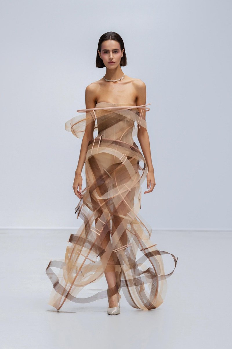 LaModeUnknown's tweet photo. The architectural ✨Phan Huy✨ Fall/Winter 2025 Couture is absolutely CELESTIAL — ALL the looks in a thread.🪡🧵

PS: love the cultural elements yet futuristic approach. https://t.co/3TWnyEW6xe