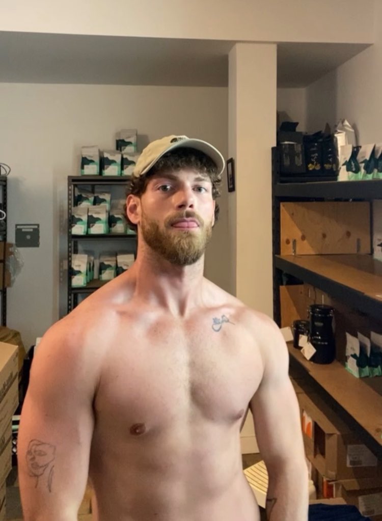 Who watches me undress at work ? 👅🤙