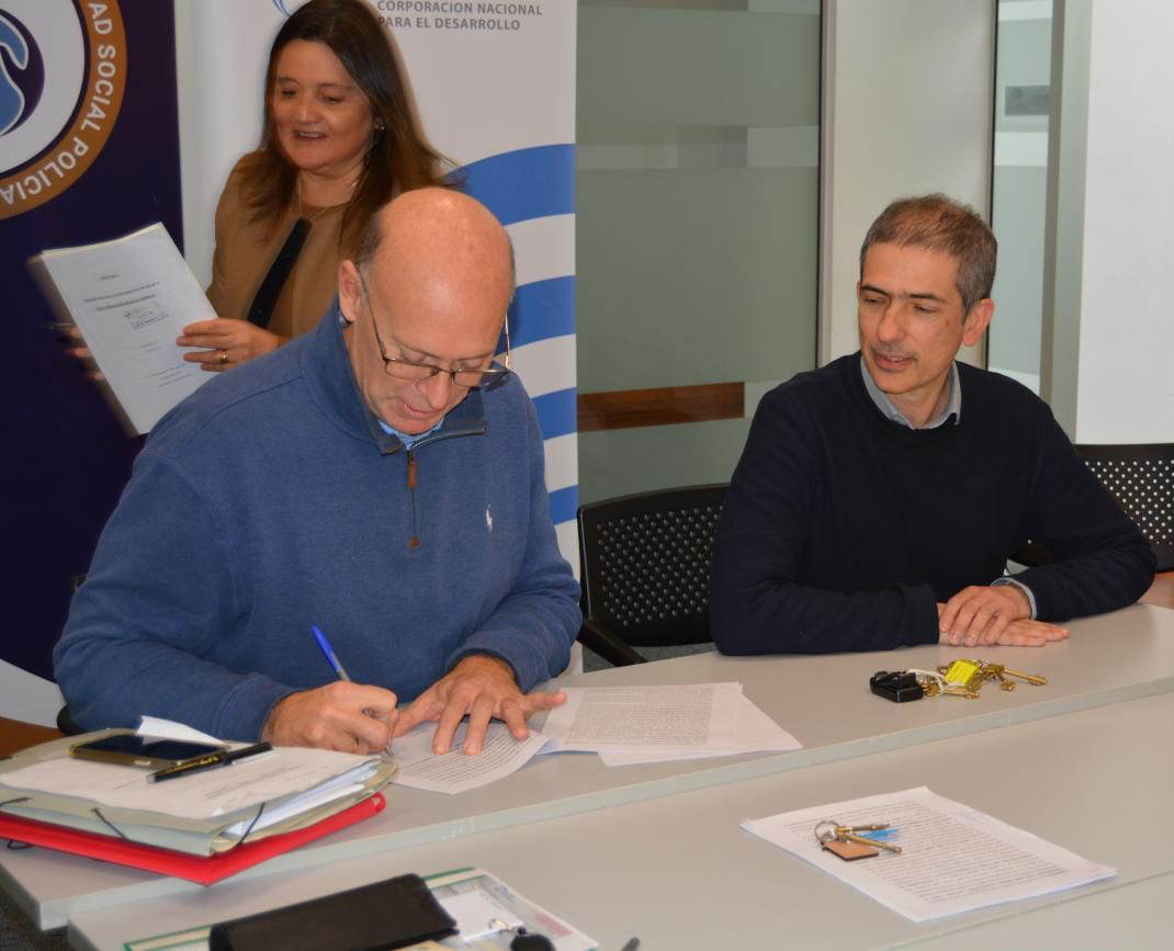 Funcionarios policiales dieron un importante paso: la firma de escrituras de compraventa que les permitirá acceder a la casa propia. La adquisición de estas viviendas fue gestionada por CND como fiduciario del Fideicomiso del Ministerio del Interior. cnd.org.uy/noticias/famil…