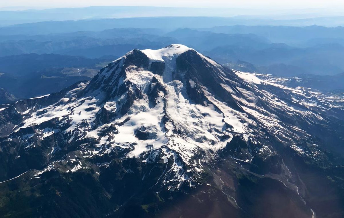 Mount Rainier: Schwarmbeben mit hunderten Erschütterungen. (Bild Peter Hulce/ Unsplash-Lizenz)  Bericht: vulkane.net/blogmobil/moun…