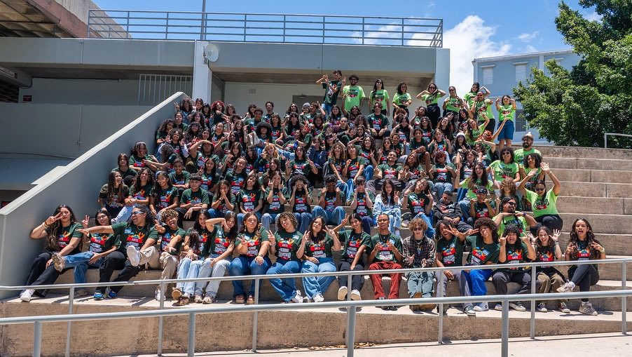 badbunnynetwork's tweet image. Ya comenzó el campamento de verano de la Fundación Good Bunny, ‘Un Verano Contigo’, donde se impartirán talleres avanzados especializados en los campos de música, moda y deportes a mas de 300 niños en Puerto Rico. 🫶🏻🇵🇷