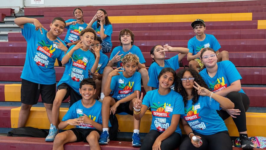 badbunnynetwork's tweet image. Ya comenzó el campamento de verano de la Fundación Good Bunny, ‘Un Verano Contigo’, donde se impartirán talleres avanzados especializados en los campos de música, moda y deportes a mas de 300 niños en Puerto Rico. 🫶🏻🇵🇷