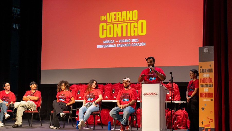 badbunnynetwork's tweet image. Ya comenzó el campamento de verano de la Fundación Good Bunny, ‘Un Verano Contigo’, donde se impartirán talleres avanzados especializados en los campos de música, moda y deportes a mas de 300 niños en Puerto Rico. 🫶🏻🇵🇷