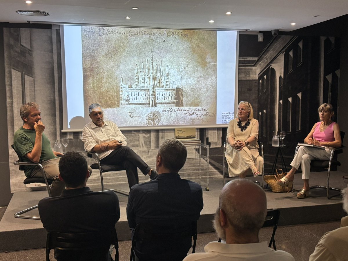 Comença la presentació del llibre «Gaudí en Tánger» amb els autors 
Concepció Peig i Manuel Arenas i el cocomissari de l'Any Gaudí, Marc Aureli Santos.

Modera l'acte la periodista Mari Pau Huguet.

#CCLBLanquerna
 
Segueix-ho en directe:
youtube.com/watch?v=Wq11ye…