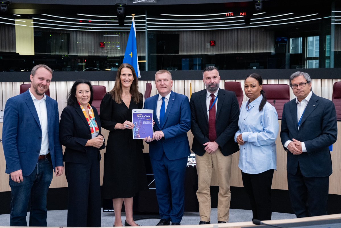 Sophie Wilmès (@sophie_wilmes) on Twitter photo The <a href="/EU_Commission/">European Commission</a> has just published its annual #RuleofLaw report for the 27 EU Member States.
At my initiative, Commissioner <a href="/EUCssrMcGrath/">Michael McGrath</a> met with the #DRFMG to discuss the report’s findings in greater depth.
A first personal reading
🧵 The <a href="/EU_Commission/">European Commission</a> has just published its annual #RuleofLaw report for the 27 EU Member States.
At my initiative, Commissioner <a href="/EUCssrMcGrath/">Michael McGrath</a> met with the #DRFMG to discuss the report’s findings in greater depth.
A first personal reading
🧵
