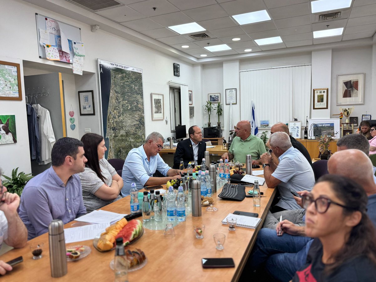 NirBarkat's tweet image. יחד עם הצוות הבכיר של משרד הכלכלה והתעשייה הגעתי היום לפגישה מקצועית במועצה האזורית מטה אשר, יחד עם ראש המועצה, משה דוידוביץ, שפועל במסירות למען תושבי האזור ובמיוחד בתקופה האחרונה.
דנו בכלים ובמשאבים הדרושים לשיקום הצפון, בפיתוח אזורי תעשייה, במשיכת השקעות, יצירת מקומות עבודה…