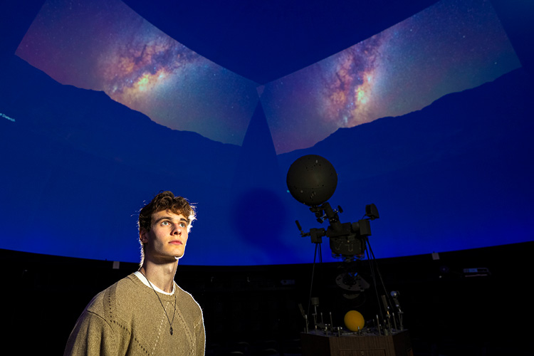 UWMAlumni's tweet image. Ben Lorenz has a lot going on. A physics major with an astronomy focus, he&apos;s also a recording-breaking member of the UWM swim team. Now, he&apos;s breaking into a brand new field of physics.

Get the rest of his story here:
bit.ly/3ZVGk5m